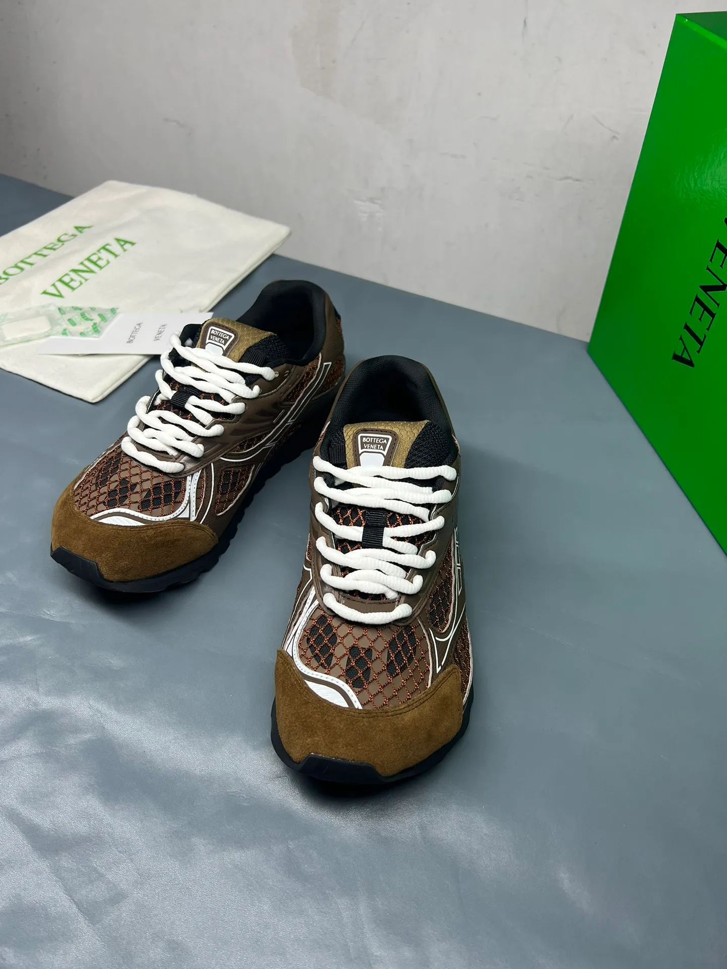 👟👟Ex-factory price 600👟👟 Men's size +10 Real photos 🔥🔥BV Orbit sneakers Wang Yibo's same style couple's dad shoes Runner sneakers, made of lightweight technical mesh fabric. Matched with geometric pattern designed rubber outsole, Wang Zha series high version. Look for the package technology. It is actually a lot taller, but the legs are still slim. Very nice, playable and durable. Matched to the standard💯 Package shoe technology. Look for the high version. The outsole is made of color-blocked TPU outsole. Women's model 35 36 37 38 39 40 41 42 (40 41 42 43 44 45 customized) (Customer logo can be accepted without refund or exchange at a favorable price) Equipped with original packaging
